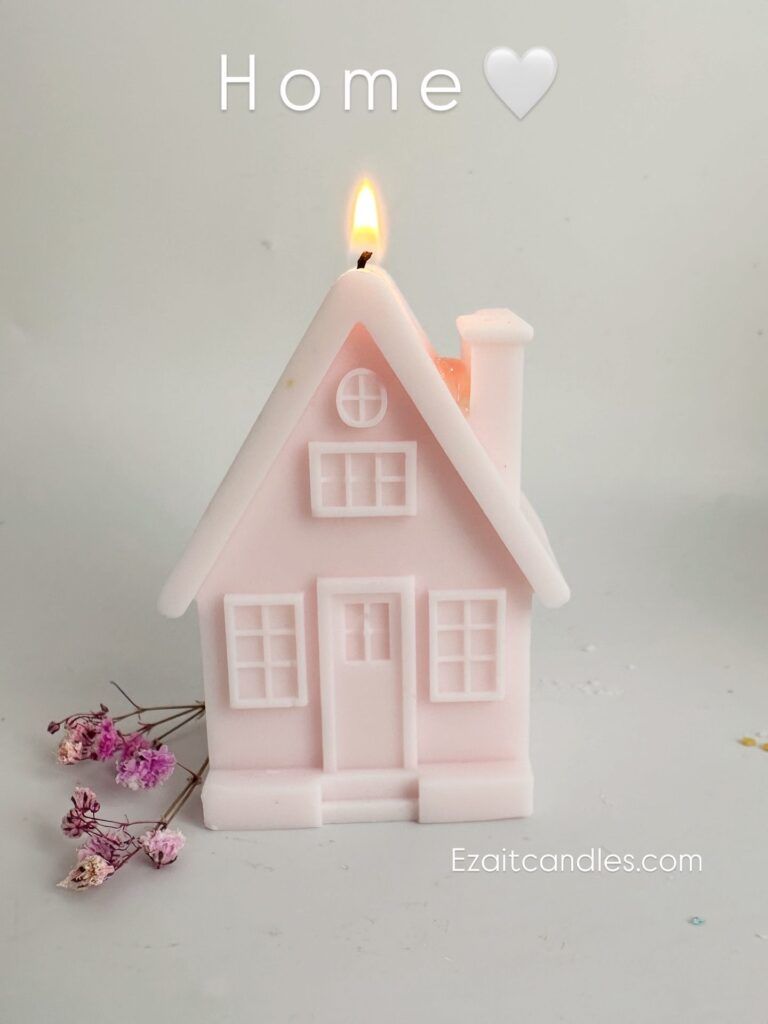 Cómo elegir la vela perfecta para cada espacio Las velas son mucho más que un simple elemento decorativo: transmiten emociones, transforman ambientes y convierten cualquier rincón en un lugar especial. Pero no todas las velas son iguales ni todas encajan en cualquier espacio. En EzaitCandles creemos que elegir la vela adecuada es como elegir un detalle para tu propio bienestar y el de tu hogar. 1. El salón: el corazón del hogar En el salón buscamos calidez y hospitalidad. Una vela grande y elegante como The Grand Essence es ideal, ya que no solo ofrece horas de luz y aroma, sino que se convierte en el centro de la decoración. Apuesta por fragancias suaves y acogedoras como la vainilla, el ámbar o la madera de sándalo. 2. El dormitorio: intimidad y calma Aquí lo importante es crear un ambiente relajante que invite al descanso. Las velas pequeñas o medianas, con fragancias de lavanda, jazmín o flores blancas, son perfectas. Colocarlas en mesitas de noche o estanterías aporta un toque íntimo y romántico. 3. El baño: un spa en casa Nada como encender una vela durante un baño relajante. Las velas frescas y cítricas, como menta, eucalipto o bergamota, convierten el baño en un pequeño oasis de bienestar. Además, las velas decorativas artesanales aportan un aire sofisticado. 4. La mesa de comedor: elegancia en cada ocasión Para cenas familiares, celebraciones o simplemente para disfrutar de un momento especial, las velas pilar o cónicas son la mejor elección. Aportan elegancia y una atmósfera cálida que convierte cualquier comida en una experiencia inolvidable. 5. Espacios de trabajo o meditación: foco y serenidad Si trabajas desde casa o practicas meditación, una vela puede ayudarte a crear el ambiente perfecto. Elige fragancias de romero, té verde o aceites esenciales naturales. Su luz suave ayuda a concentrarte y a mantener la calma. El valor de lo artesanal Todas nuestras velas están hechas a mano en España con cera de soja 100% natural y fragancias ecológicas, libres de tóxicos. No solo decoran, sino que también cuidan tu salud y el medio ambiente. En EzaitCandles creemos que cada espacio tiene su vela ideal, y cada vela puede hacer de tu día un momento único.