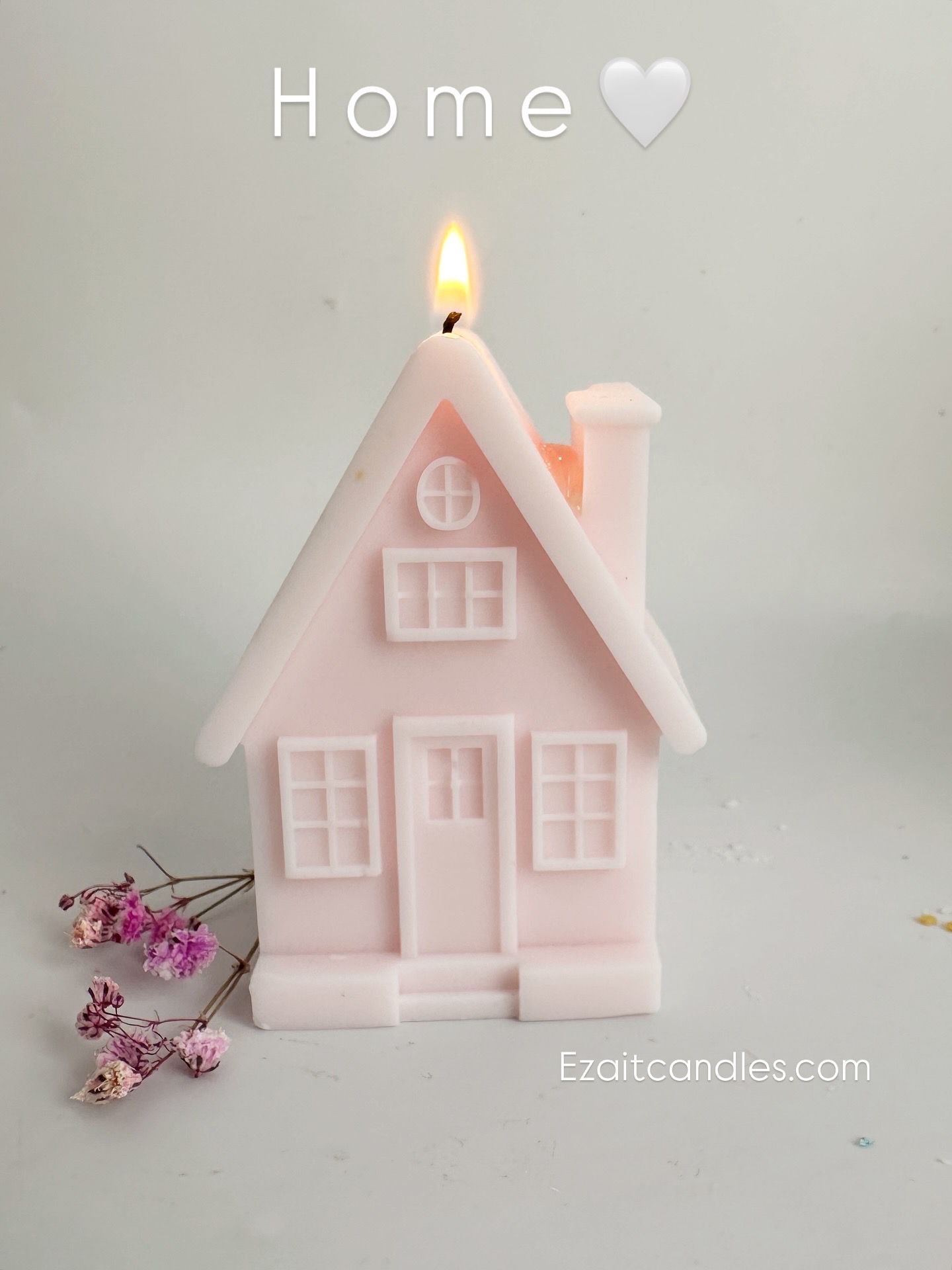 Cómo elegir la vela perfecta para cada espacio Las velas son mucho más que un simple elemento decorativo: transmiten emociones, transforman ambientes y convierten cualquier rincón en un lugar especial. Pero no todas las velas son iguales ni todas encajan en cualquier espacio. En EzaitCandles creemos que elegir la vela adecuada es como elegir un detalle para tu propio bienestar y el de tu hogar. 1. El salón: el corazón del hogar En el salón buscamos calidez y hospitalidad. Una vela grande y elegante como The Grand Essence es ideal, ya que no solo ofrece horas de luz y aroma, sino que se convierte en el centro de la decoración. Apuesta por fragancias suaves y acogedoras como la vainilla, el ámbar o la madera de sándalo. 2. El dormitorio: intimidad y calma Aquí lo importante es crear un ambiente relajante que invite al descanso. Las velas pequeñas o medianas, con fragancias de lavanda, jazmín o flores blancas, son perfectas. Colocarlas en mesitas de noche o estanterías aporta un toque íntimo y romántico. 3. El baño: un spa en casa Nada como encender una vela durante un baño relajante. Las velas frescas y cítricas, como menta, eucalipto o bergamota, convierten el baño en un pequeño oasis de bienestar. Además, las velas decorativas artesanales aportan un aire sofisticado. 4. La mesa de comedor: elegancia en cada ocasión Para cenas familiares, celebraciones o simplemente para disfrutar de un momento especial, las velas pilar o cónicas son la mejor elección. Aportan elegancia y una atmósfera cálida que convierte cualquier comida en una experiencia inolvidable. 5. Espacios de trabajo o meditación: foco y serenidad Si trabajas desde casa o practicas meditación, una vela puede ayudarte a crear el ambiente perfecto. Elige fragancias de romero, té verde o aceites esenciales naturales. Su luz suave ayuda a concentrarte y a mantener la calma. El valor de lo artesanal Todas nuestras velas están hechas a mano en España con cera de soja 100% natural y fragancias ecológicas, libres de tóxicos. No solo decoran, sino que también cuidan tu salud y el medio ambiente. En EzaitCandles creemos que cada espacio tiene su vela ideal, y cada vela puede hacer de tu día un momento único.