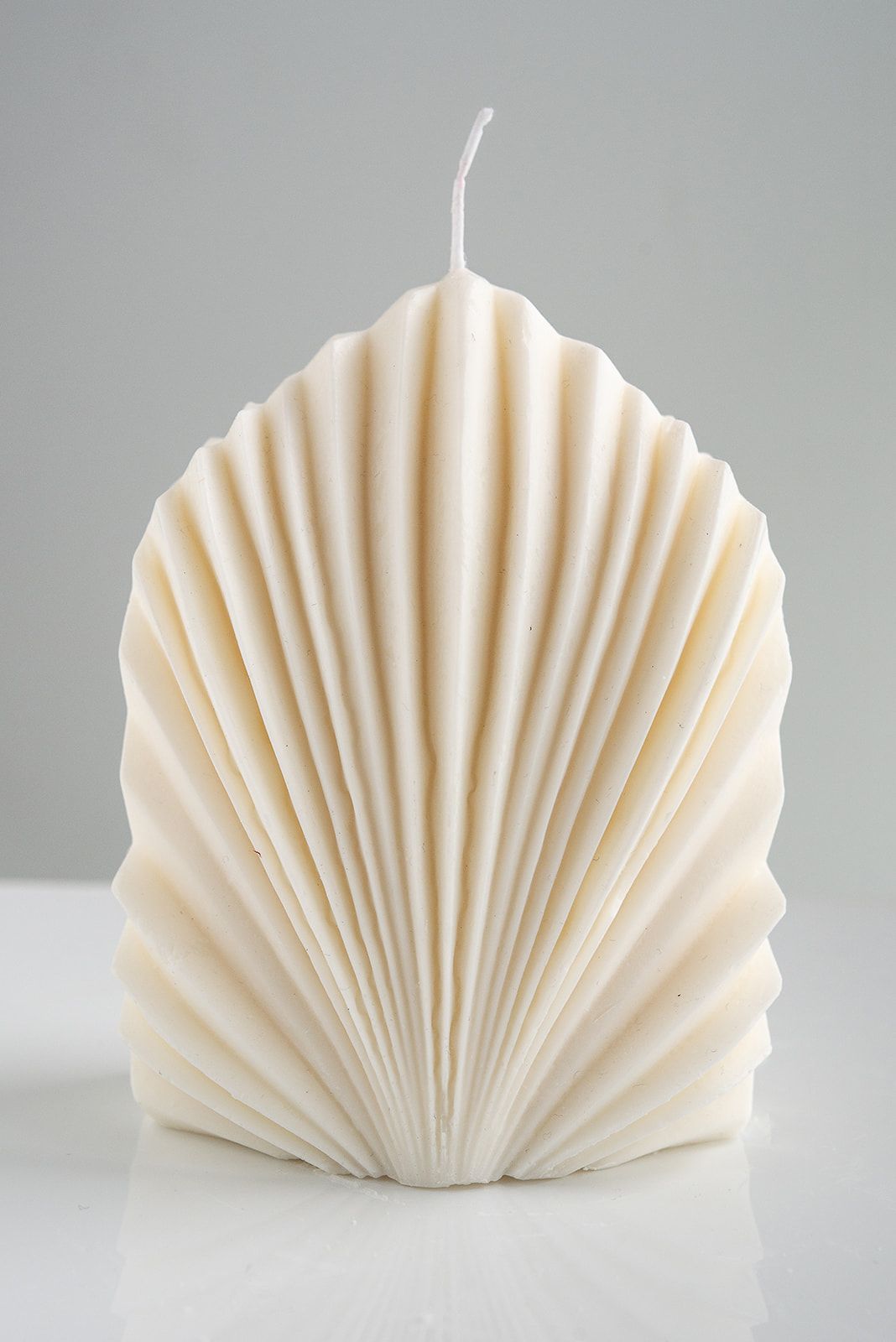 Inspirada en el mar y la elegancia natural, esta vela artesanal en forma de concha está elaborada con cera de soja ecológica y fragancia suave. Ideal para crear ambientes relajantes, decorar espacios costeros o regalar como detalle original .